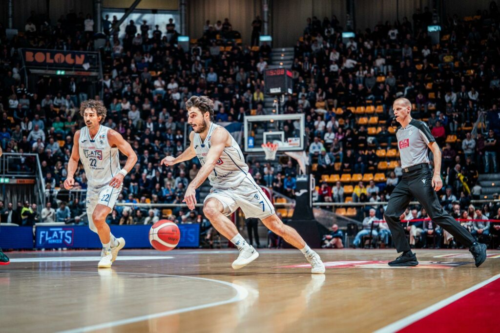 Davanti al ‘sold out’ del PalaDozza, la Fortitudo Flats Service indossa l’abito migliore e supera Brindisi