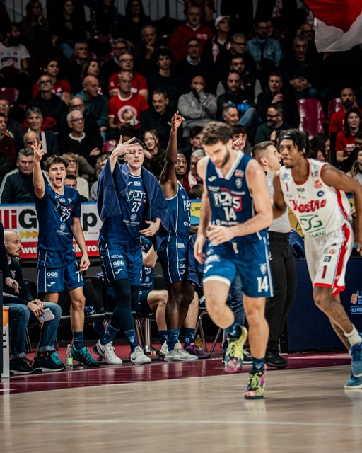 Concreta e concentrata, ancora più forte dell’emergenza. La Fortitudo Flats Service sbanca Mestre, quinto sigillo consecutivo